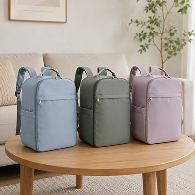 Sac a dos ordinateur portable 3 colories sur une table