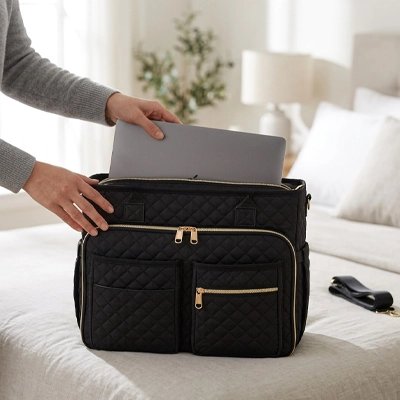 Sac à main ordinateur femme qui range son ordinateur